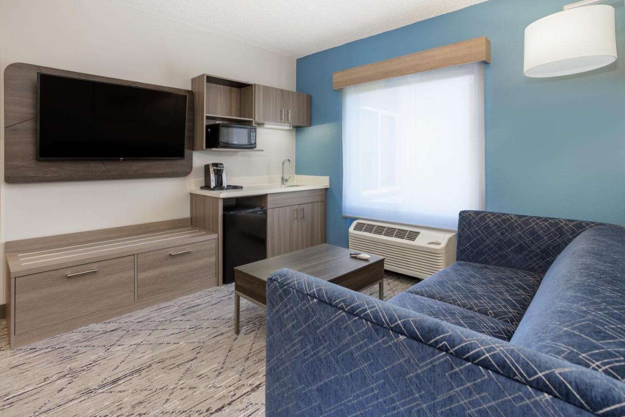 Holiday Inn Express And Suites Tampa I-75 At Bruce B. Downs By Ihg Екстериор снимка