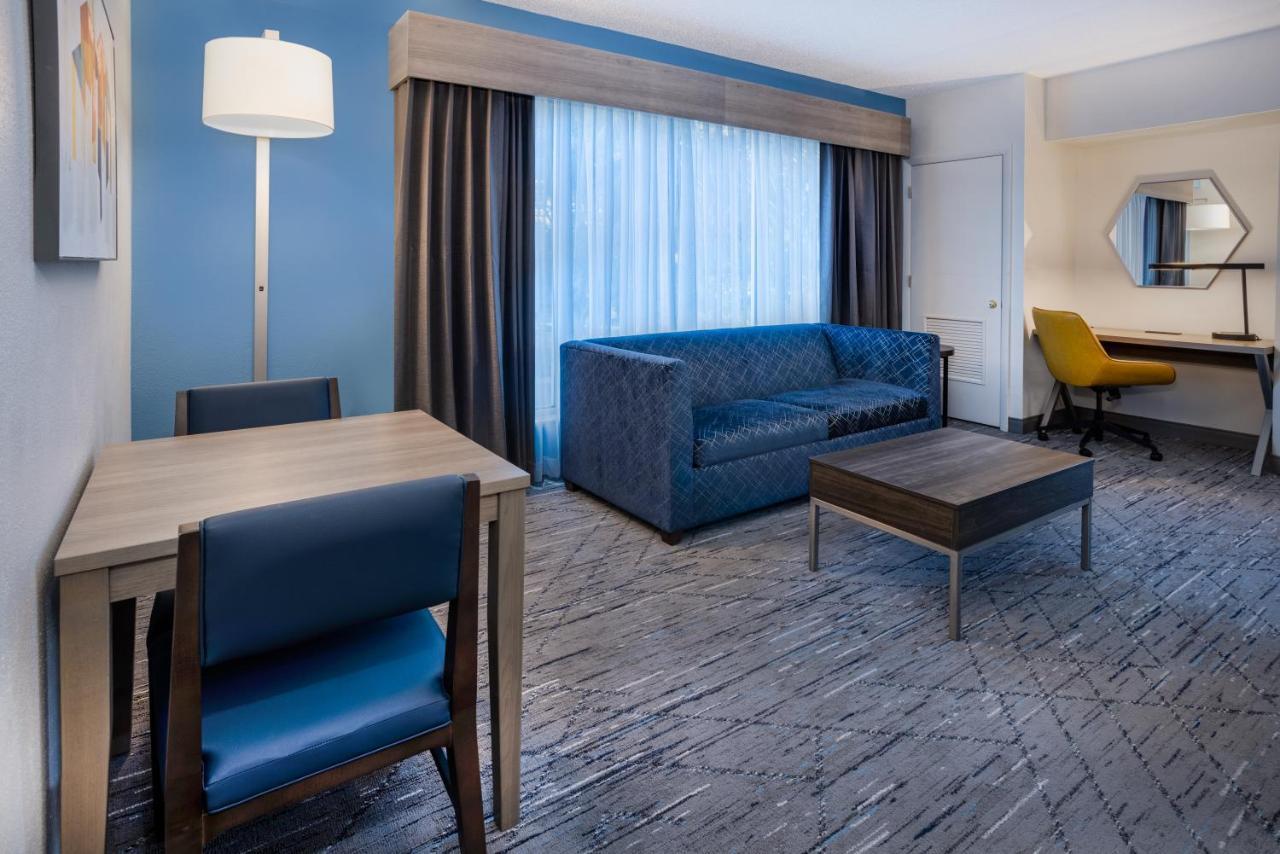 Holiday Inn Express And Suites Tampa I-75 At Bruce B. Downs By Ihg Екстериор снимка