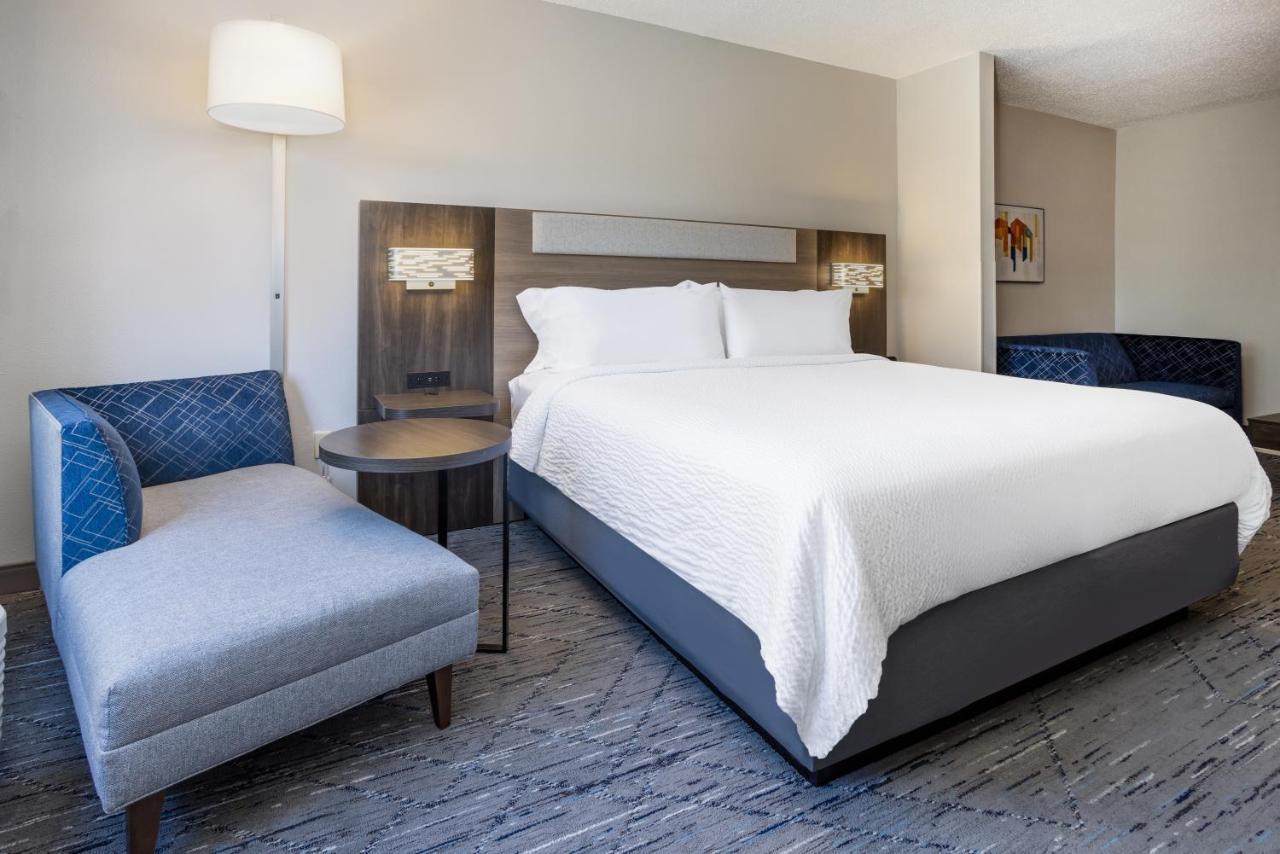 Holiday Inn Express And Suites Tampa I-75 At Bruce B. Downs By Ihg Екстериор снимка