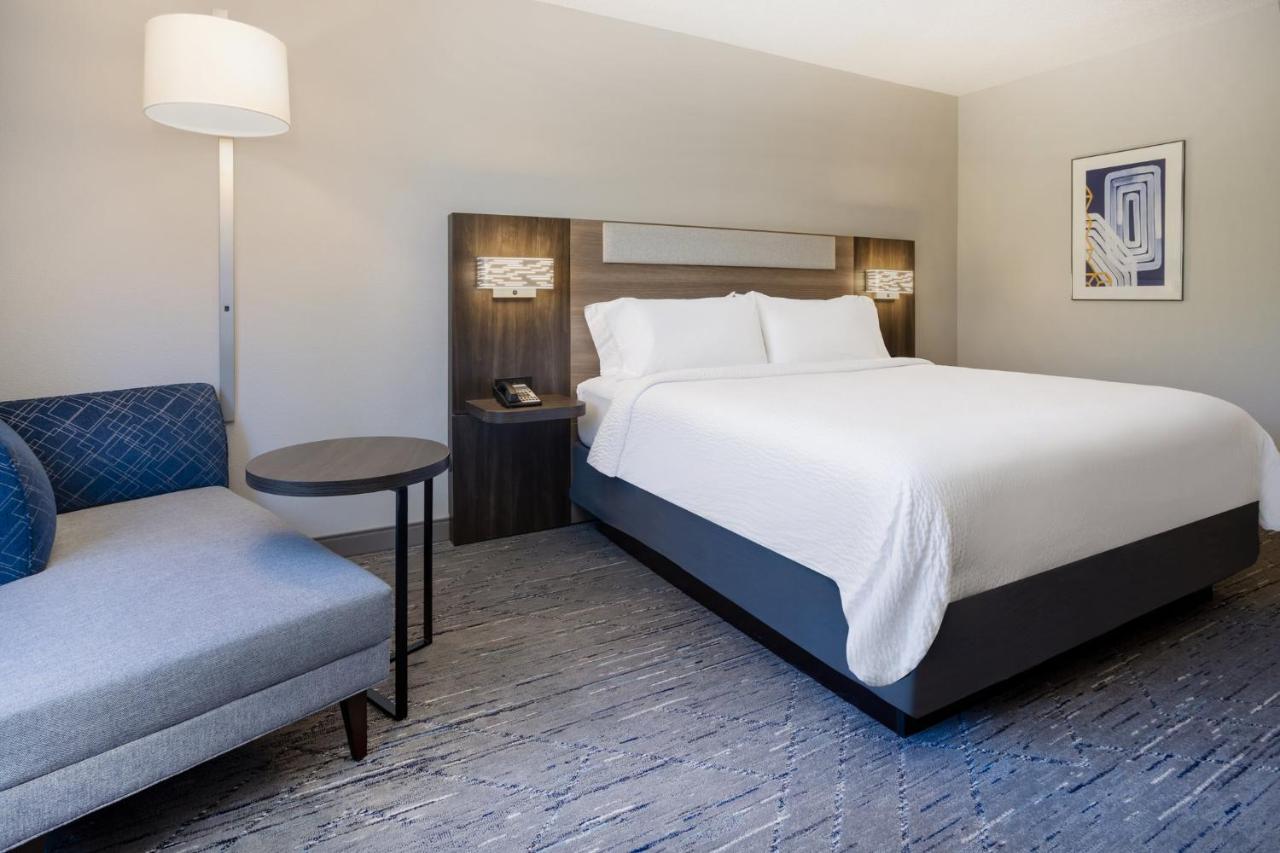 Holiday Inn Express And Suites Tampa I-75 At Bruce B. Downs By Ihg Екстериор снимка