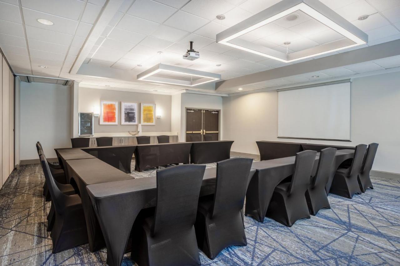 Holiday Inn Express And Suites Tampa I-75 At Bruce B. Downs By Ihg Екстериор снимка