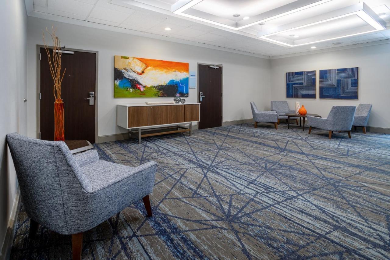 Holiday Inn Express And Suites Tampa I-75 At Bruce B. Downs By Ihg Екстериор снимка