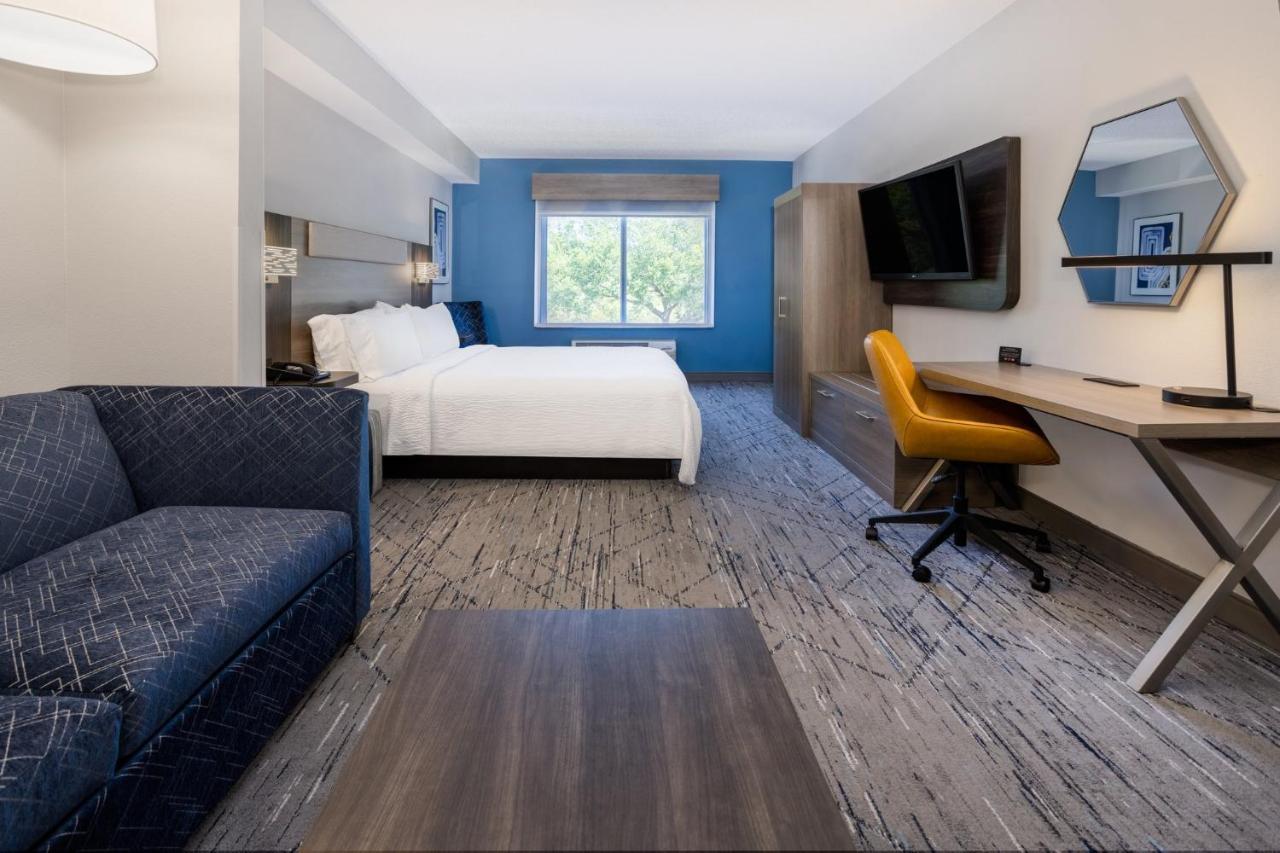 Holiday Inn Express And Suites Tampa I-75 At Bruce B. Downs By Ihg Екстериор снимка
