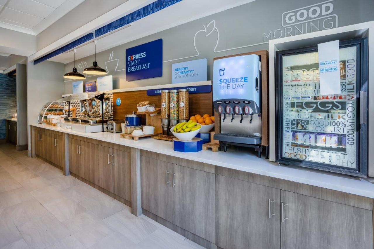 Holiday Inn Express And Suites Tampa I-75 At Bruce B. Downs By Ihg Екстериор снимка