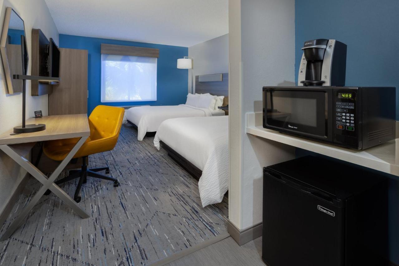 Holiday Inn Express And Suites Tampa I-75 At Bruce B. Downs By Ihg Екстериор снимка
