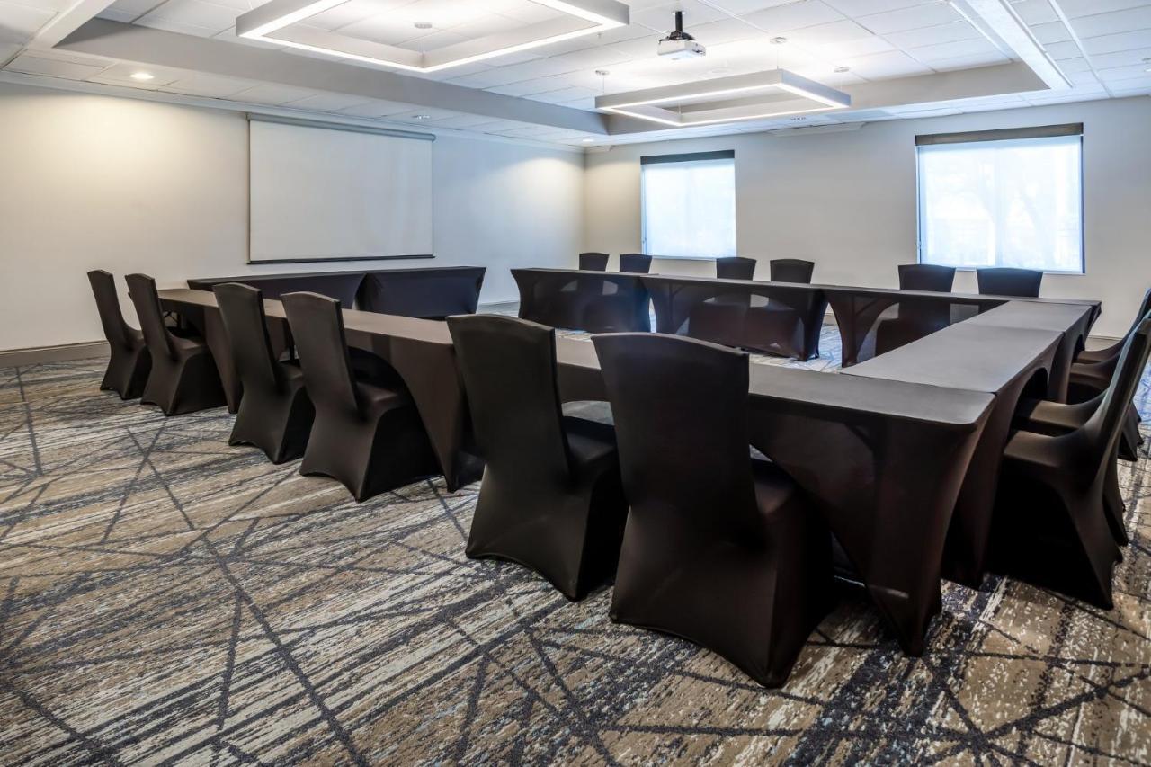 Holiday Inn Express And Suites Tampa I-75 At Bruce B. Downs By Ihg Екстериор снимка