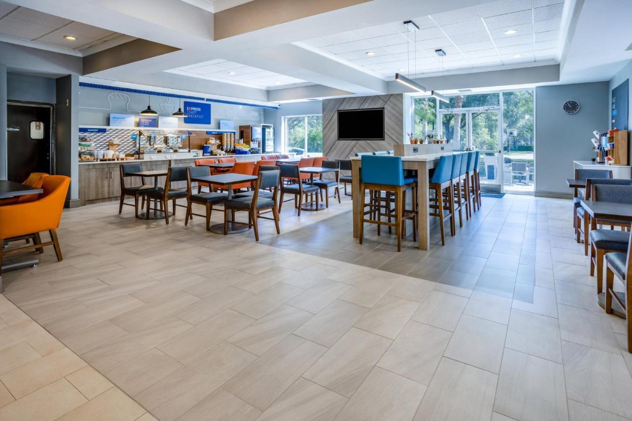 Holiday Inn Express And Suites Tampa I-75 At Bruce B. Downs By Ihg Екстериор снимка