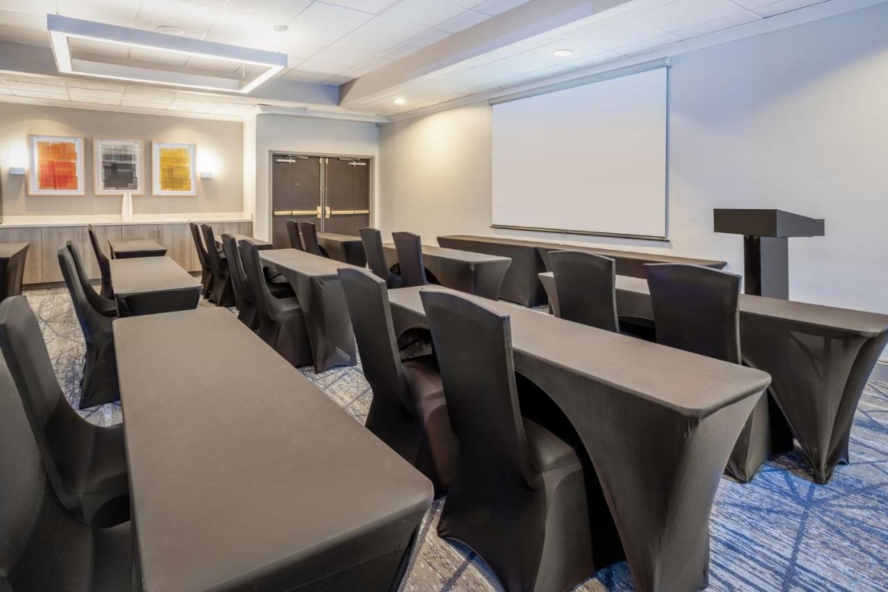 Holiday Inn Express And Suites Tampa I-75 At Bruce B. Downs By Ihg Екстериор снимка