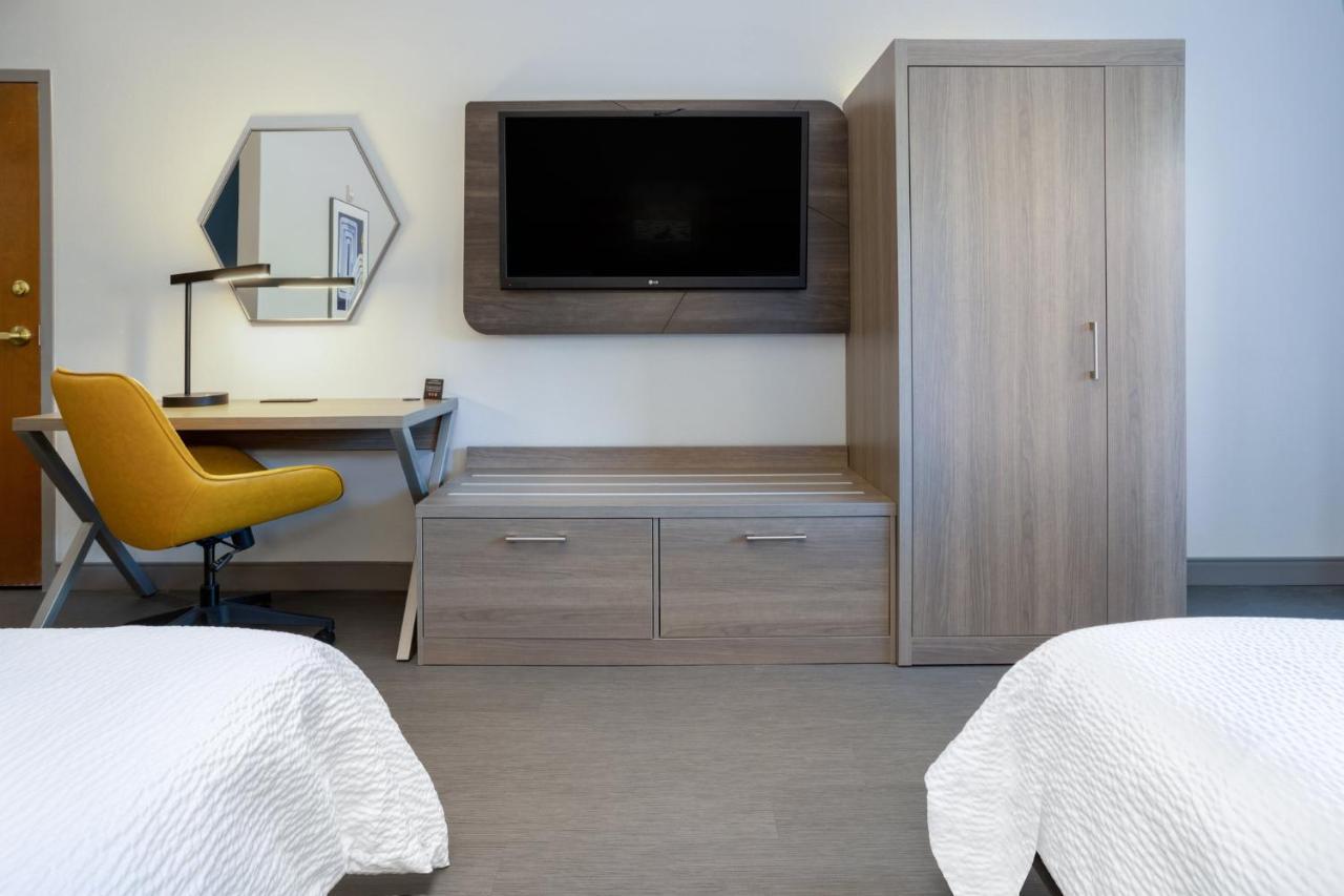 Holiday Inn Express And Suites Tampa I-75 At Bruce B. Downs By Ihg Екстериор снимка