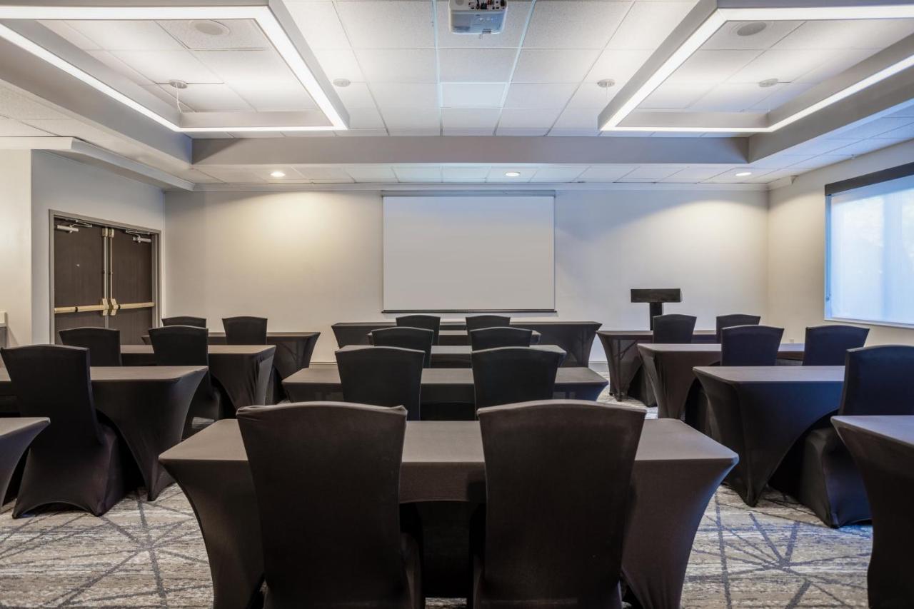 Holiday Inn Express And Suites Tampa I-75 At Bruce B. Downs By Ihg Екстериор снимка