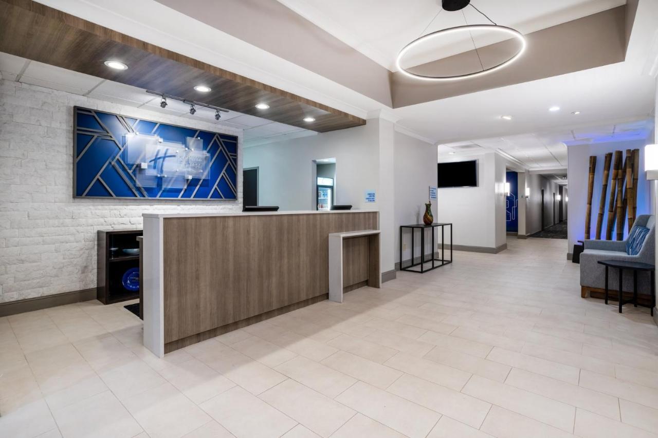 Holiday Inn Express And Suites Tampa I-75 At Bruce B. Downs By Ihg Екстериор снимка