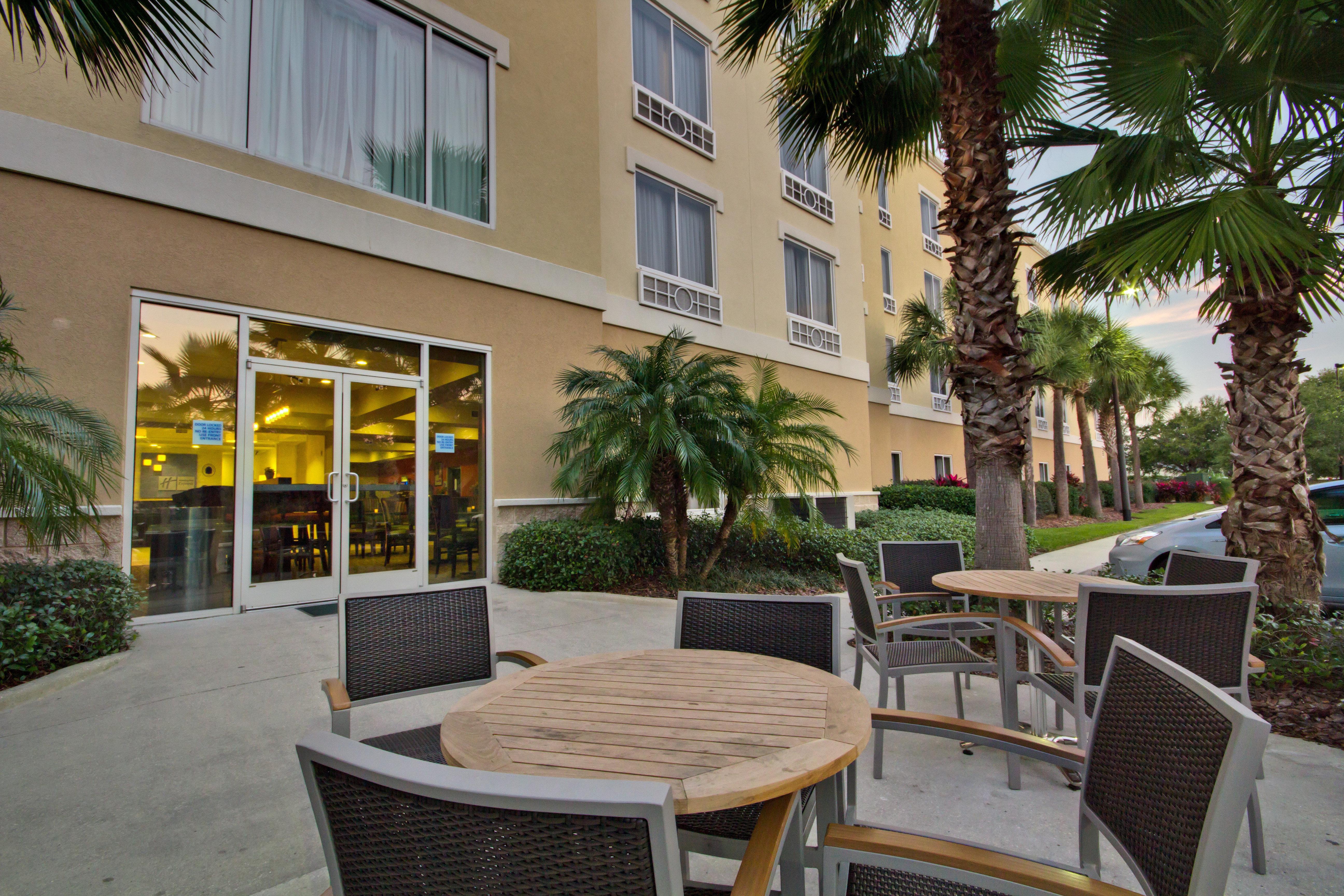 Holiday Inn Express And Suites Tampa I-75 At Bruce B. Downs By Ihg Екстериор снимка