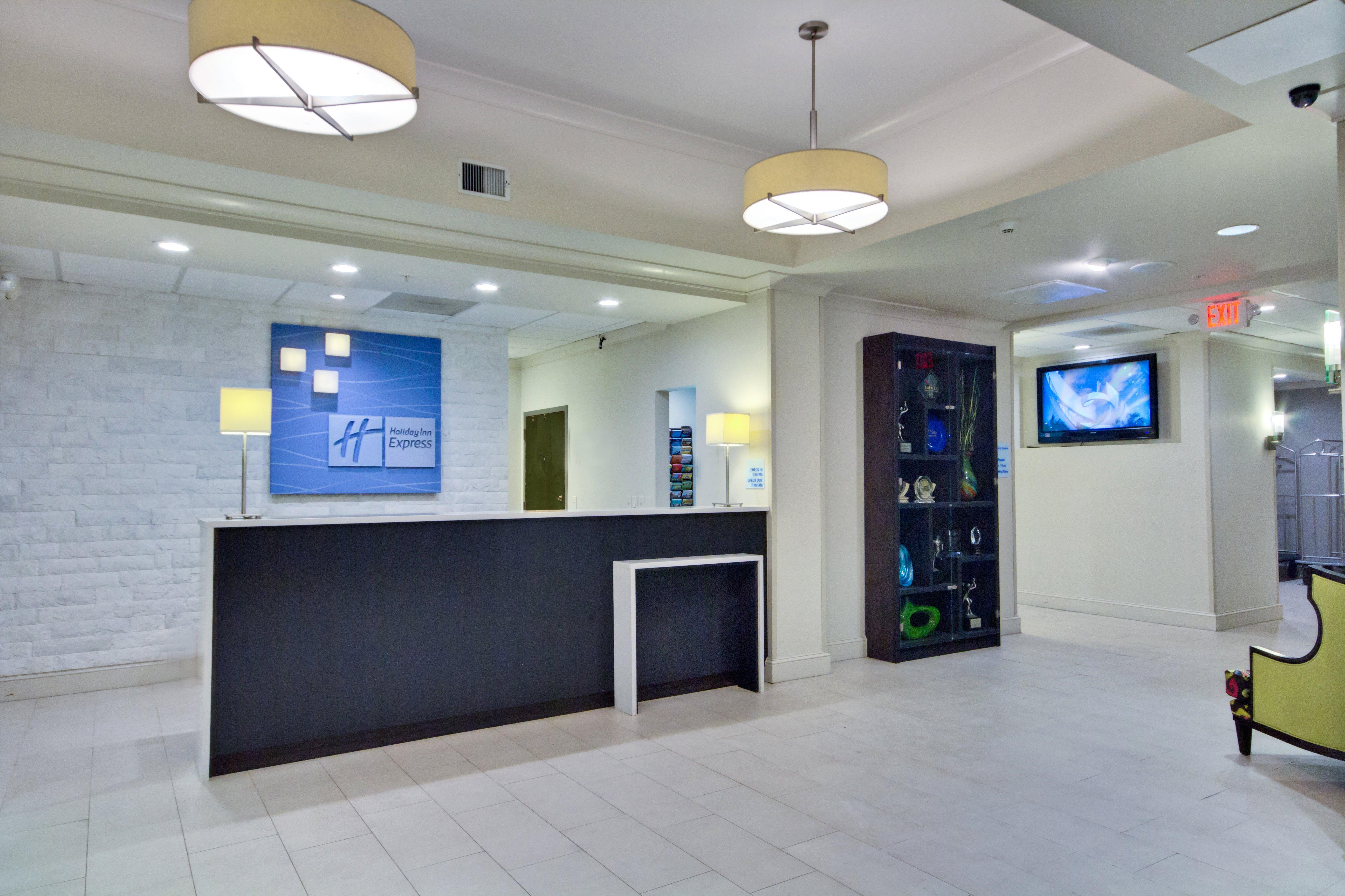 Holiday Inn Express And Suites Tampa I-75 At Bruce B. Downs By Ihg Екстериор снимка