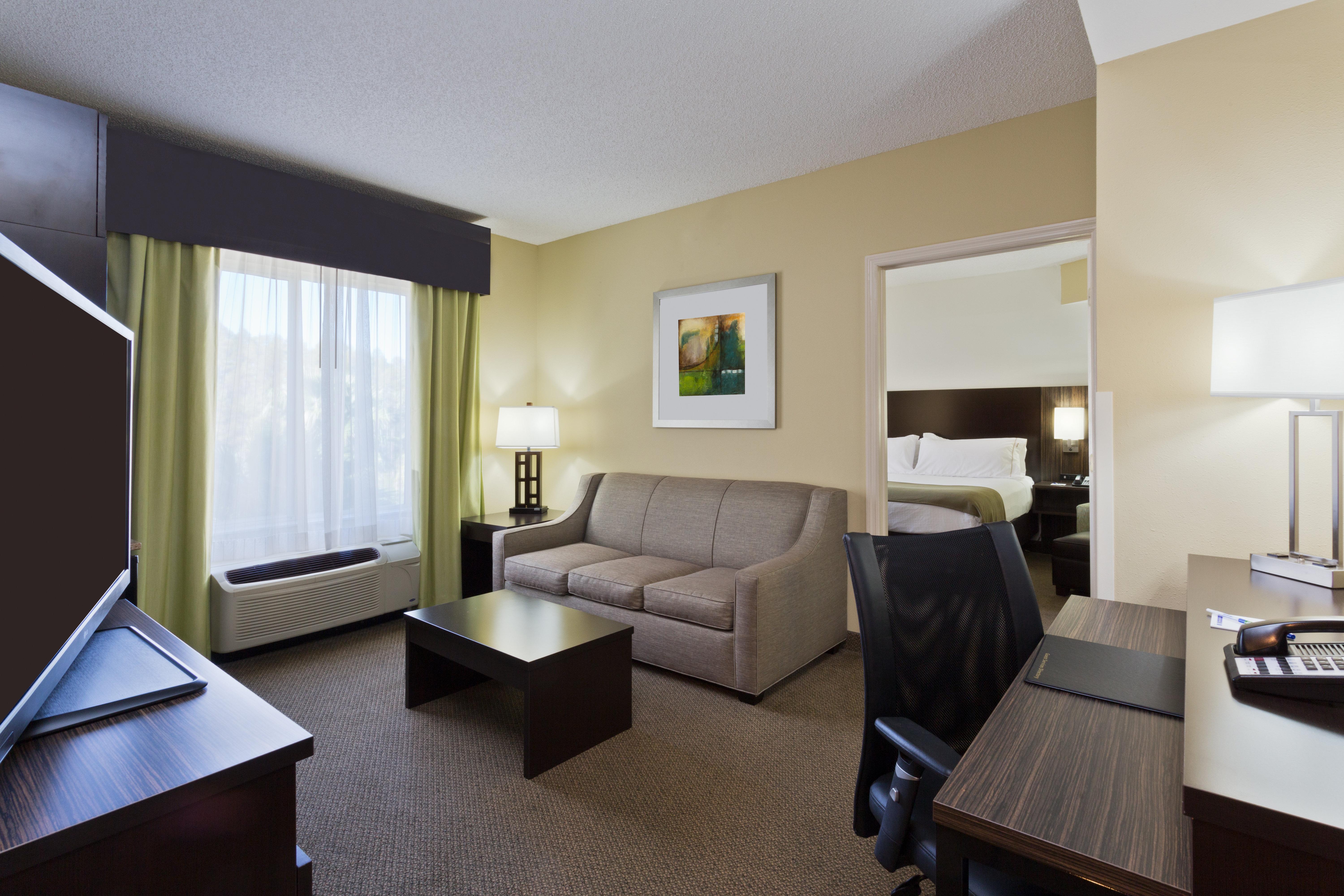 Holiday Inn Express And Suites Tampa I-75 At Bruce B. Downs By Ihg Екстериор снимка