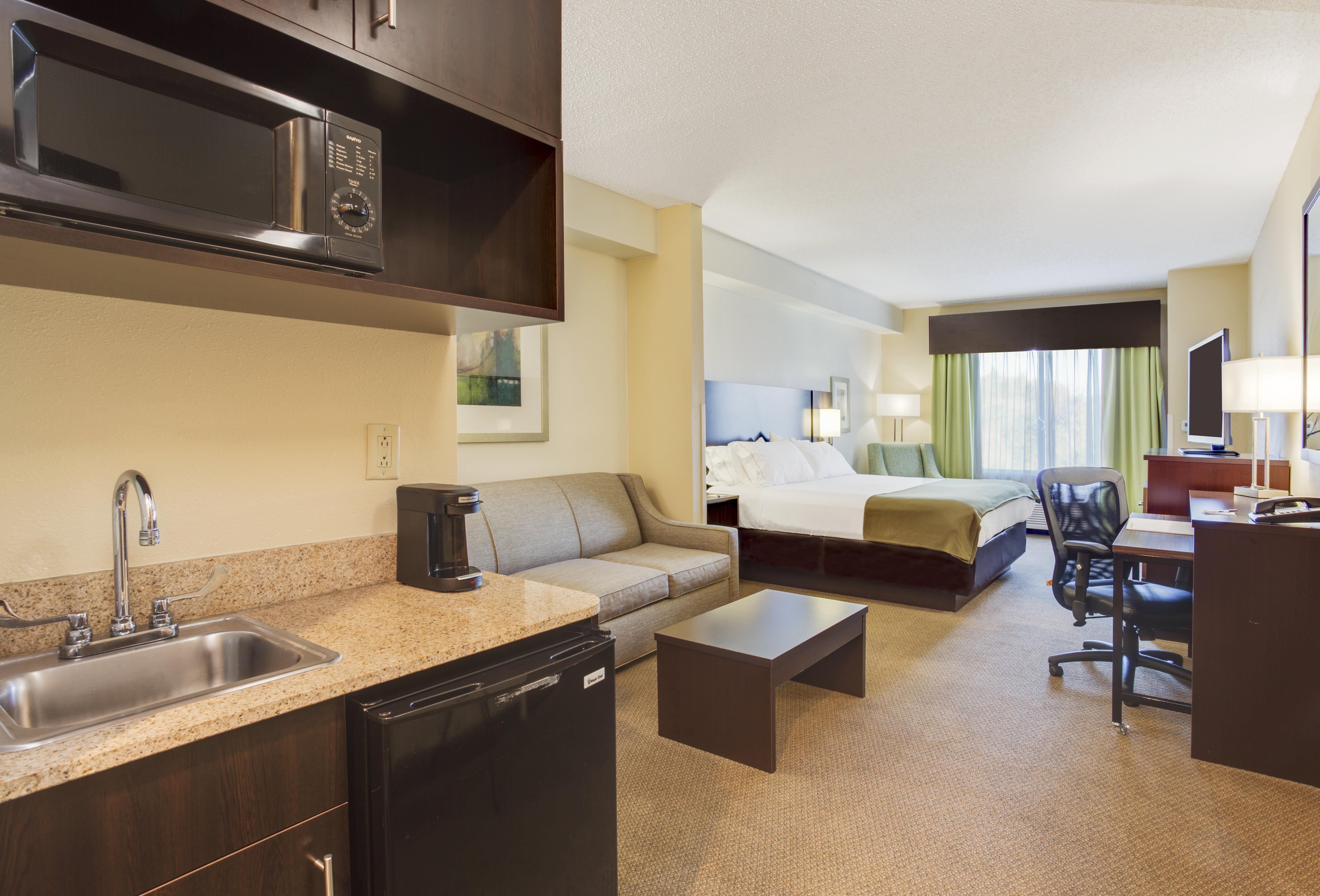 Holiday Inn Express And Suites Tampa I-75 At Bruce B. Downs By Ihg Екстериор снимка